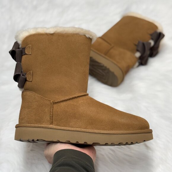 UGG Bailey Womens Suede Bow Boot Chestnut Brown 1153475-CHE NEW Sz 9